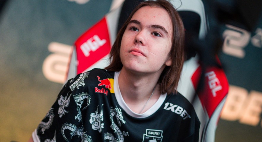 CRISP 变成了牛肉礼盒， Hope 表现完美， Anyone's Legend 以 11 分赢得了第一局